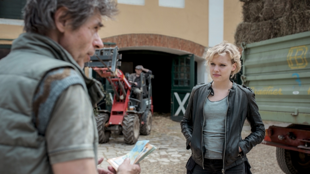 Finanzielle Probleme auf "Gest&uuml;t Hochstetten"? Alex (Julia Richter, r.) versucht die Arbeiter zu beruhigen. (Foto)