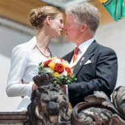 Royaler Kuss nach der Trauung auf dem Altan am Schloss Friedenstein.