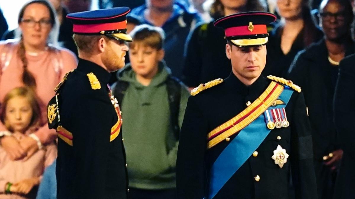 Das Verh&auml;ltnis von Prinz Harry (rechts) und Prinz William (links) scheint &auml;u&szlig;erst belastet zu sein. (Foto)