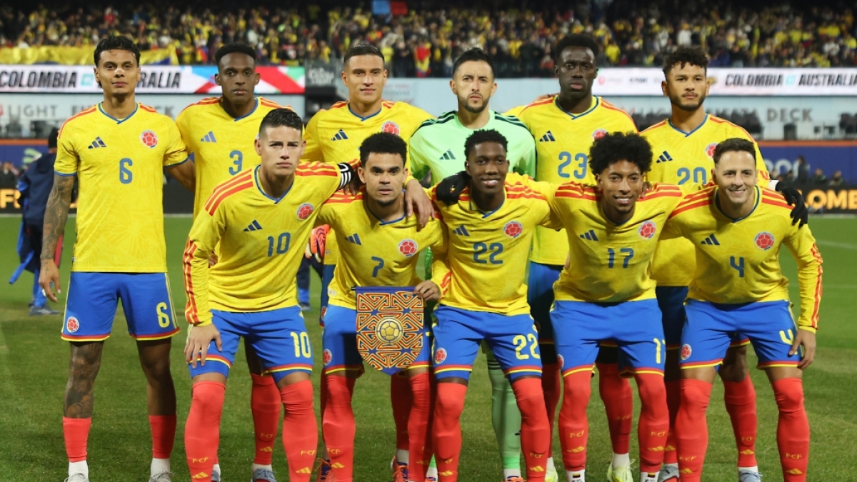 Kolumbianische Spieler posieren f&uuml;r ein Mannschaftsfoto vor einem internationalen Freundschaftsspiel gegen Australien. Kolumbien nimmt an der Fu&szlig;ball-WM 2026 teil, am 19.11.2025. (Symbolbild) (Foto)