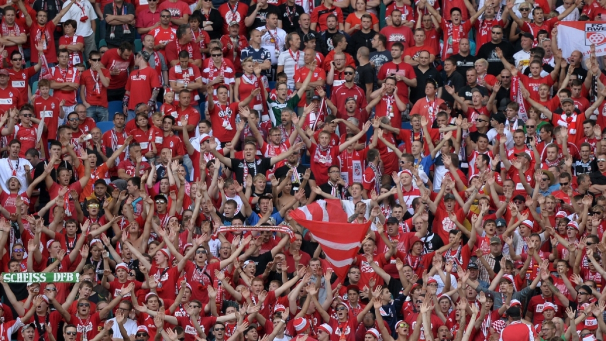 Von der Trib&uuml;ne aus feuern die Fans die Spieler von Rot-Wei&szlig; Erfurt an. (Symbolbild) (Foto)