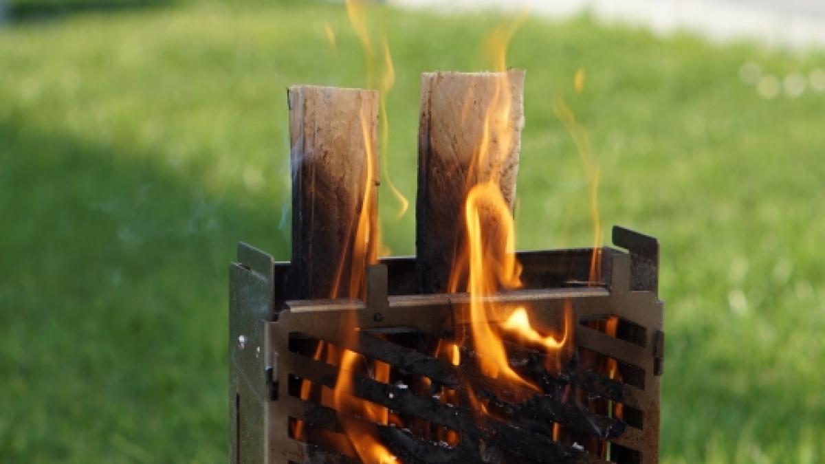 Nach dem Grillen l&auml;sst sich der Grill als Feuerstelle nutzen. F&uuml;r den Umbau nutzt man ebenfalls die mitgelieferte Grillzange. (Foto)