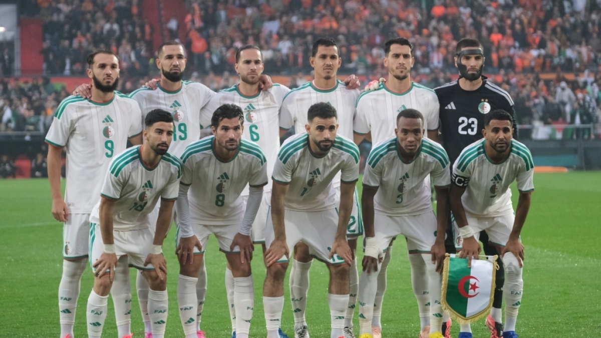 Fu&szlig;ball, M&auml;nner: L&auml;nderspiele, Niederlande - Algerien, Die Spieler der algerischen Nationalmannschaft stehen f&uuml;r ein Gruppenfoto zusammen, vom 03.06.2026. (Symbolbild) (Foto)