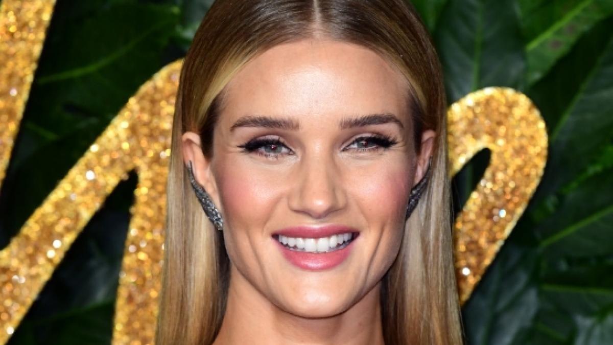 Rosie Huntington-Whiteley verzichtete auf einen BH und setzte auf einen sexy Sideboob. (Foto)