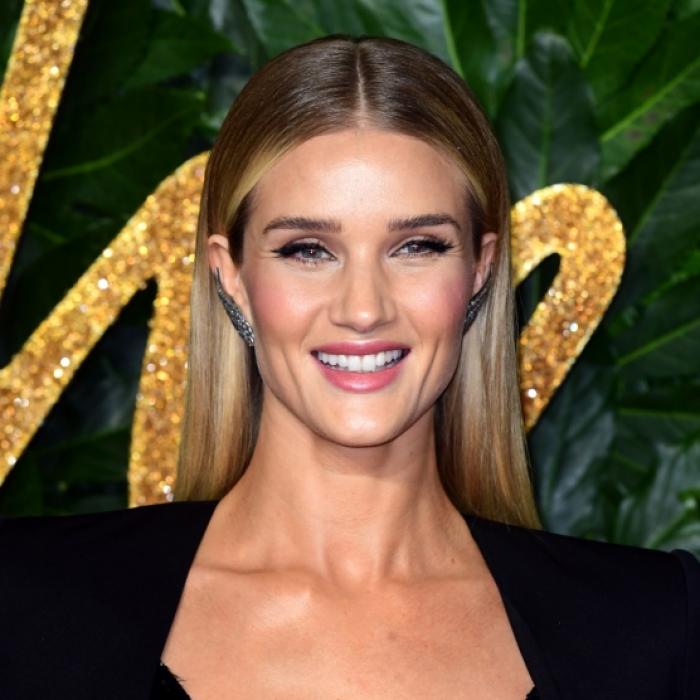 Ohne BH sorgt das Model für akuten Sideboob-Alarm