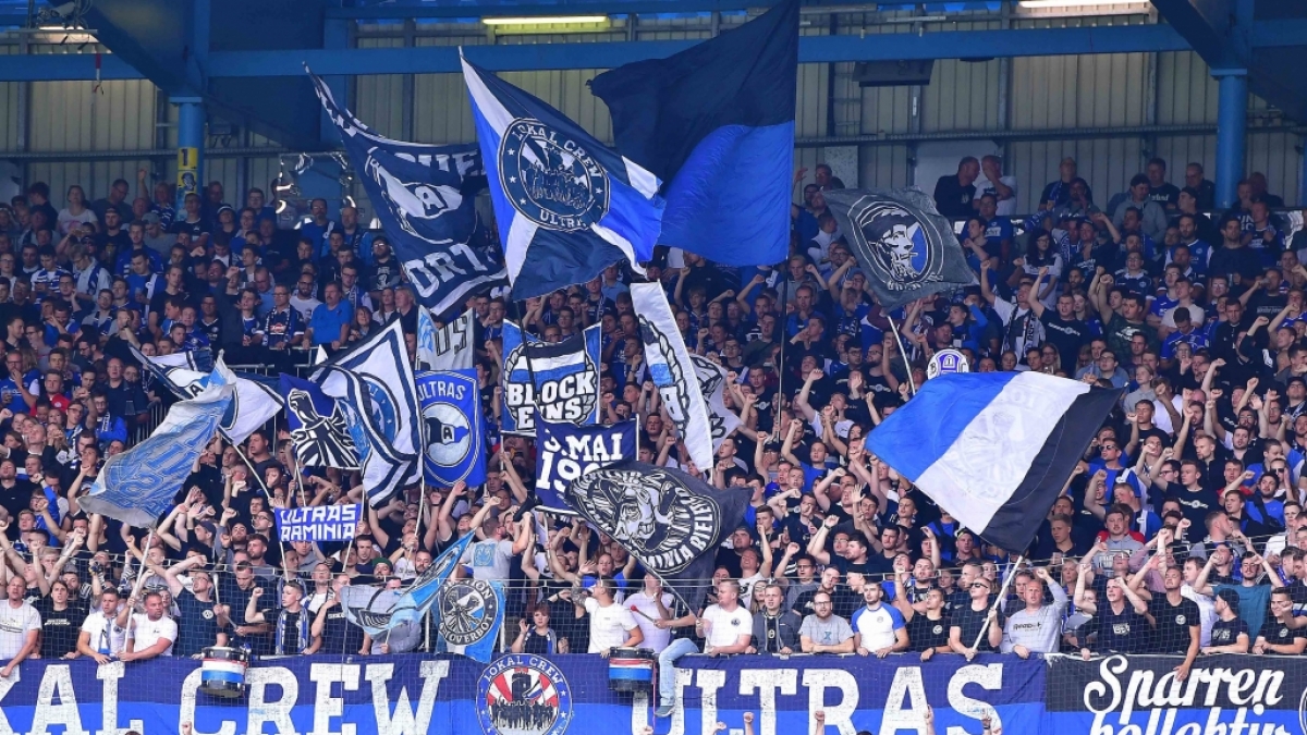 Fans von Arminia Bielefeld zeigen ihrem Verein vollen Einsatz. (Symbolbild) (Foto)