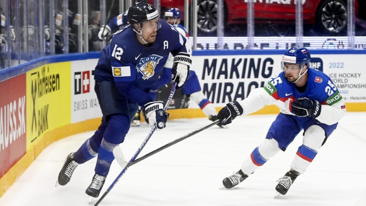 Marko Anttila (l) aus Finnland und Alex Tamasi aus der Slowakei in Aktion bei der Eishockey-WM 2022. (Foto)
