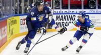 Marko Anttila (l) aus Finnland und Alex Tamasi aus der Slowakei in Aktion bei der Eishockey-WM 2022.