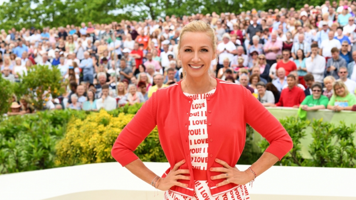 Andrea Kiewel l&auml;dt zur Mallorca-Party. (Foto)