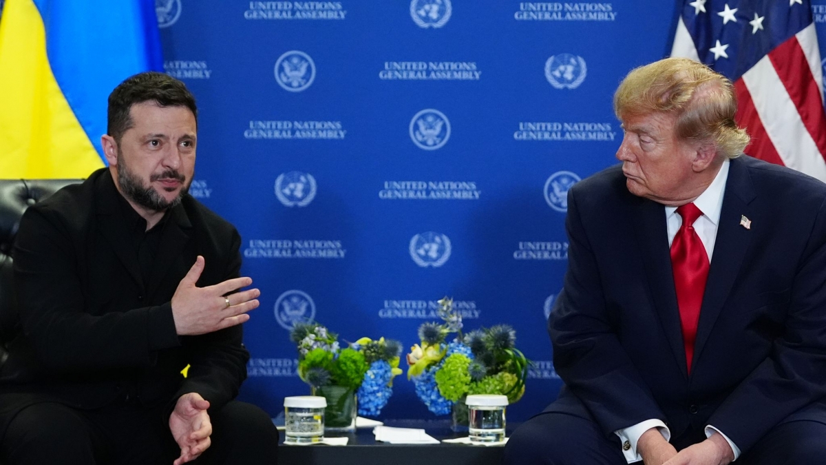 Zwischen dem ukrainischen Pr&auml;sidenten Wolodymyr Selenskyj (l.) und seinem Amtskollegen Donald Trump (r.) herrscht momentan dicke Luft. (Foto)
