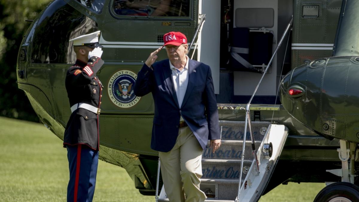 Donald Trump salutiert beim Verlassen des Pr&auml;sidentenhubschraubers Marine One, nach einem Besuch des Trump National Golf Clubs in Sterling. (Foto)