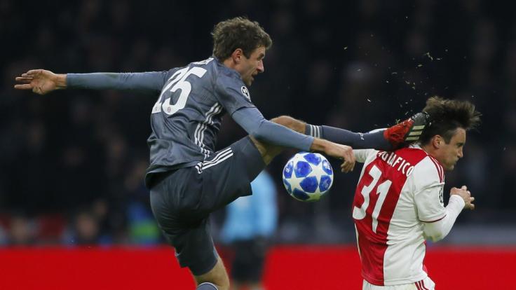 Horror-Szene in der Champions League: Bayerns Thomas Müller trifft Ajaxs Nicolas Tagliafico (r) mit seinem Fuß am Kopf.