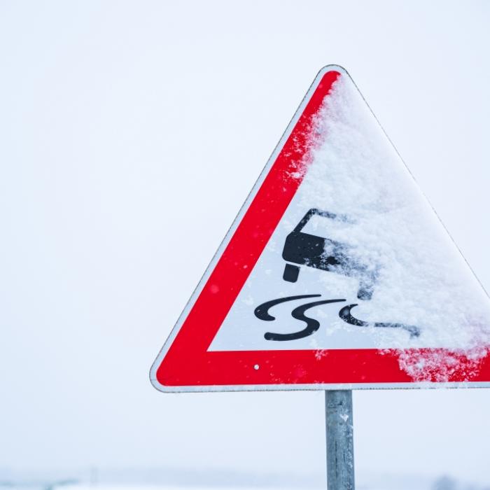 Schnee-Chaos in Deutschland - zwei Tote bei Autounfall, LKW blockieren Autobahnen
