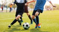 Bei einem Fußballspiel in Schottland kam es zu einem folgenschweren Zusammenprall zweier Spieler. Dabei brach sich der 16-jährige Declan McDonald das Genick. (Symbolfoto)