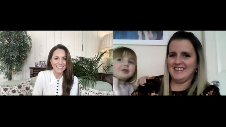 Kate Middleton im Gespräch mit Vicky Jones und Tochter Isla, während ihres Videoanrufs bei Little Village, eine Londoner Wohltätigkeitsorganisation, die Kinder sozial schwacher Familien mit Kleidung, Spielzeug und Babysachen unterstützt.