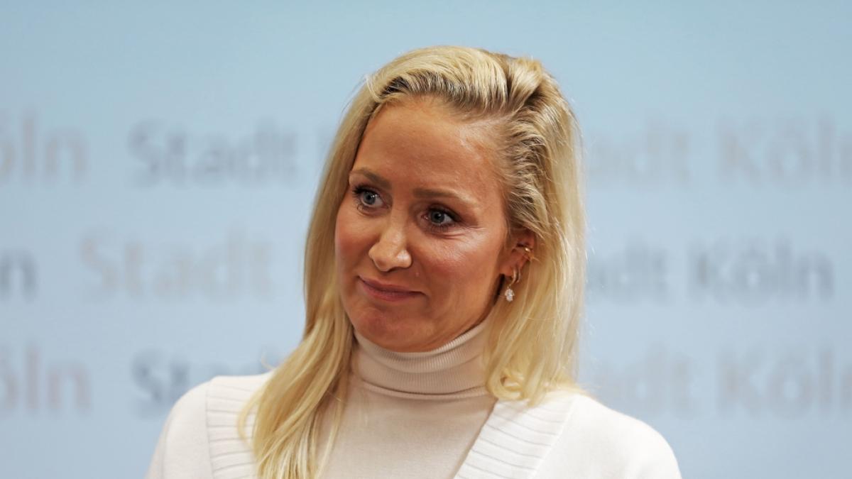 Janine Kunze begeistert ihre Fans mit einem eleganten Transparent-Outfit. (Foto)