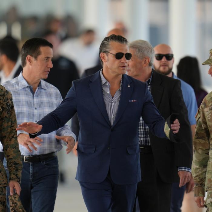 Pete Hegseth holt Logan und Jake Paul ins Pentagon – jetzt hagelt es Kritik