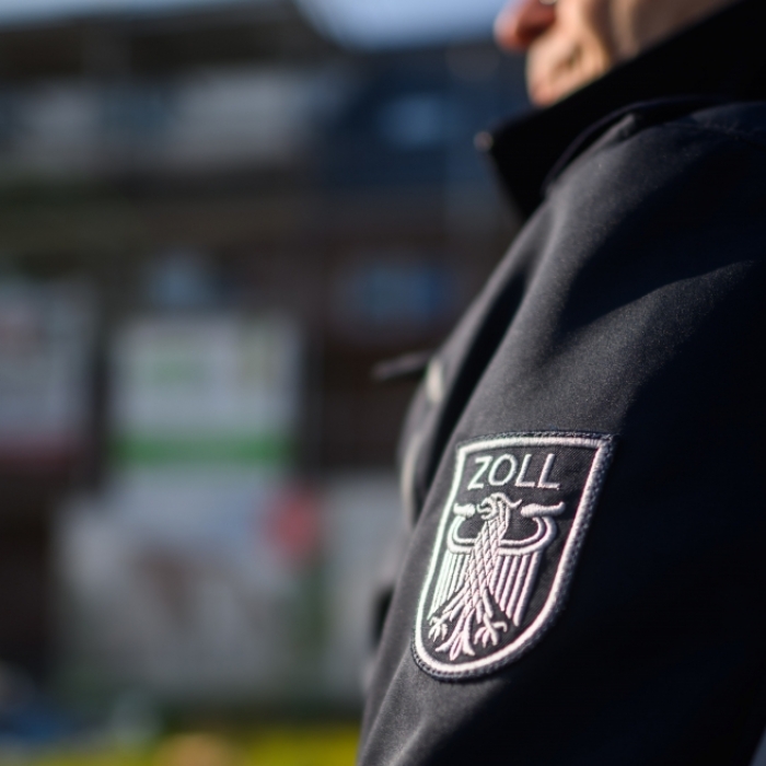 Zoll stellt 61 Arbeitnehmer mit ausländerrechtlichen Verstößen bei Arbeiten auf einem Photovoltaikpark fest