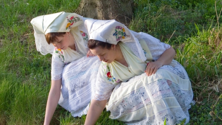 Das traditionelle Schöpfen des Osterwassers.