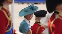 Großbritanniens Kate, die Prinzessin von Wales, spricht mit König Charles III. während des Trooping the Colour.