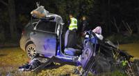 Bilder zeigen das völlig zerstörte Autowrack.
