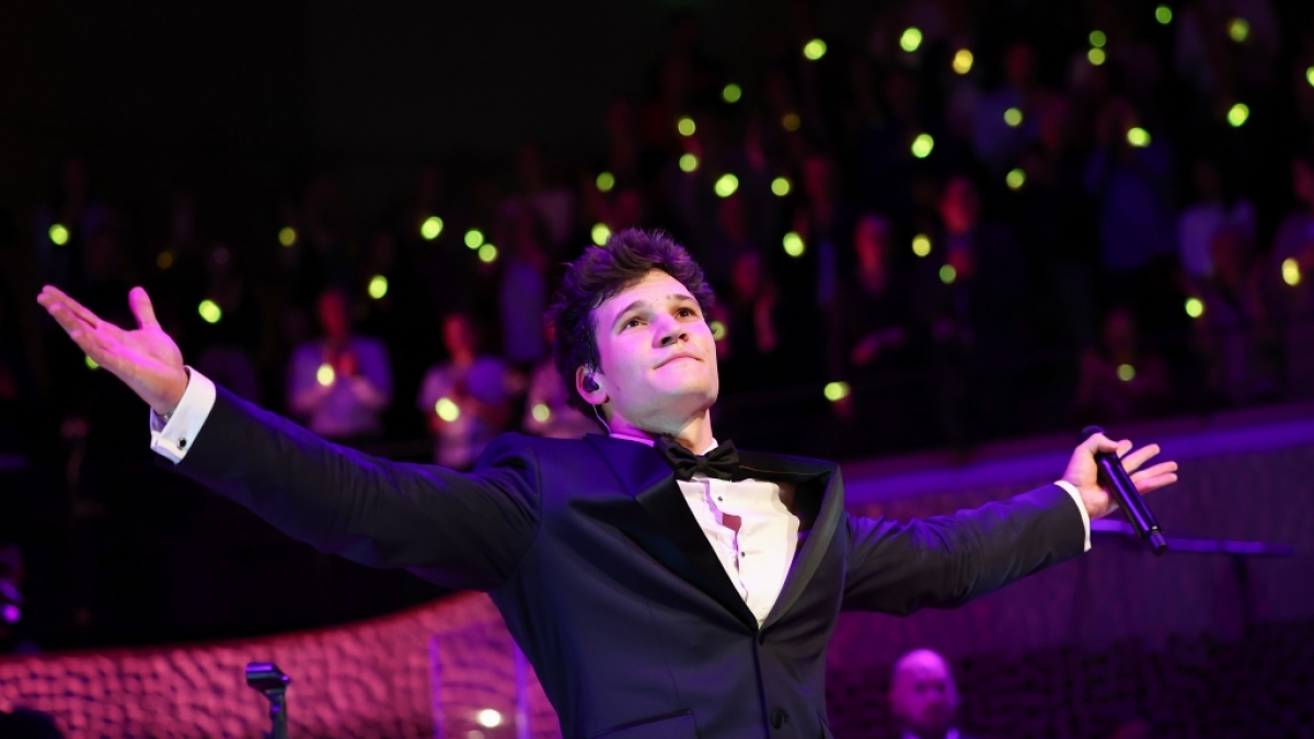 Wincent Weiss performt auf der B&uuml;hne. (Foto)