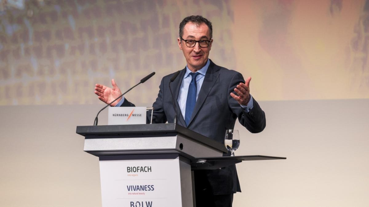 Cem &Ouml;zdemir stellte sich nach der Absage einer Gr&uuml;nen-Veranstaltung in Biberach den Bauern. (Foto)