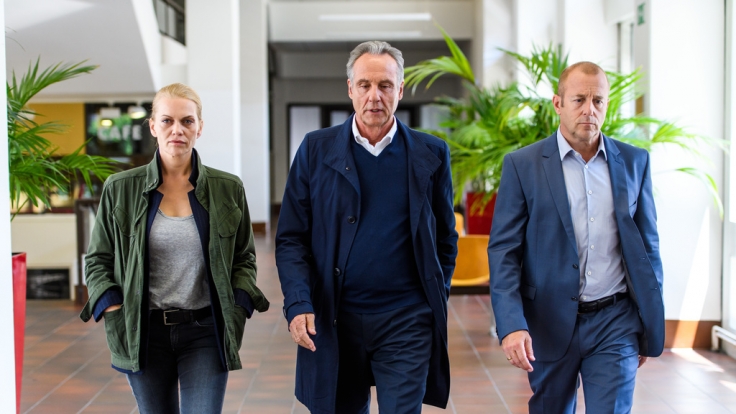 Helen Dorn (Anna Loos) und Falk Mattheisen (Daniel Friedrich, M.) müssen im Umfeld des Jugendrichters Dr. Werner Kleinert (Heino Ferch) ermitteln.