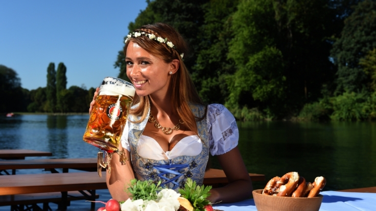 Wiesn-Playmate Jessica Kühne macht auch ohne Dirndl eine gute Figur.