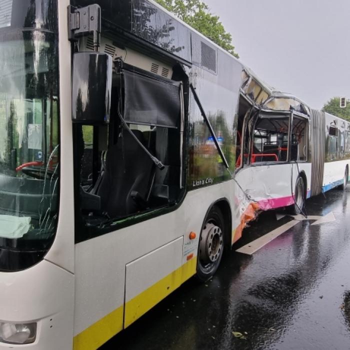 Lkw prallt in Linienbus! Passagierin (29) tödlich verletzt