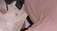 Bild des Grauens: Sabrina Harman posiert gut gelaunt neben dem zerschundenen und in Eis gepackten Körper eines Gefängnisinsassen von Abu Ghraib.