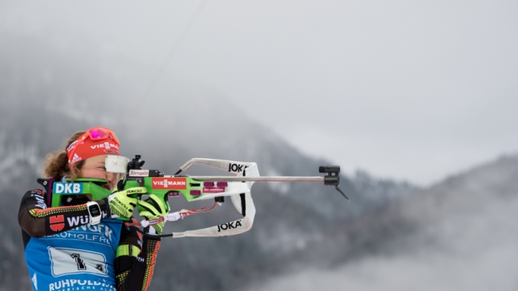 Laura Dahlmeier beim Biathlon-Weltcup in der Chiemgau Arena in Ruhpolding vor dem Start der 4 x 6 km Staffel der Damen beim Anschießen am Schießstand. Deutschland gewann vor Frankreich und Norwegen.