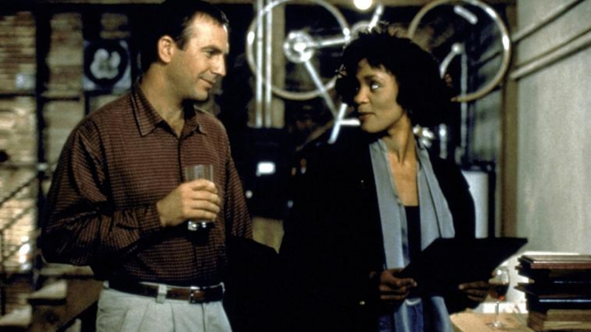 Kevin Kostner und Whitney Houston im Drama "Bodyguard". (Foto)