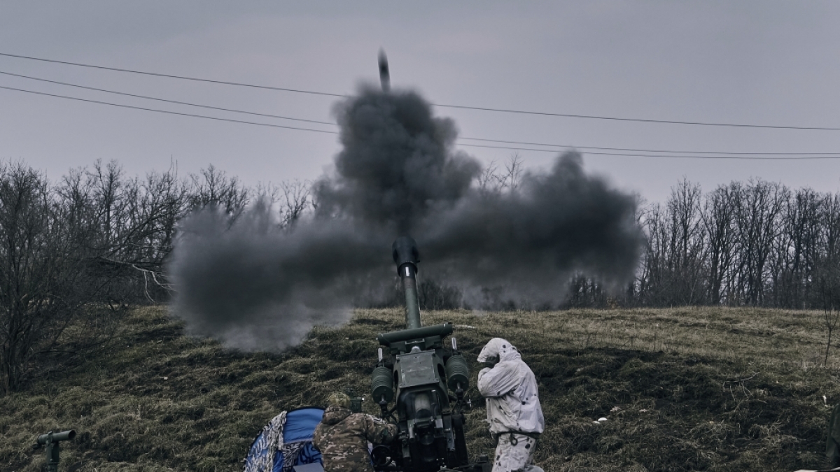 Ukrainische Soldaten feuern eine Panzerhaubitze auf russische Stellungen in der N&auml;he von Bachmut. (Foto)