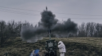 Ukrainische Soldaten feuern eine Panzerhaubitze auf russische Stellungen in der Nähe von Bachmut.