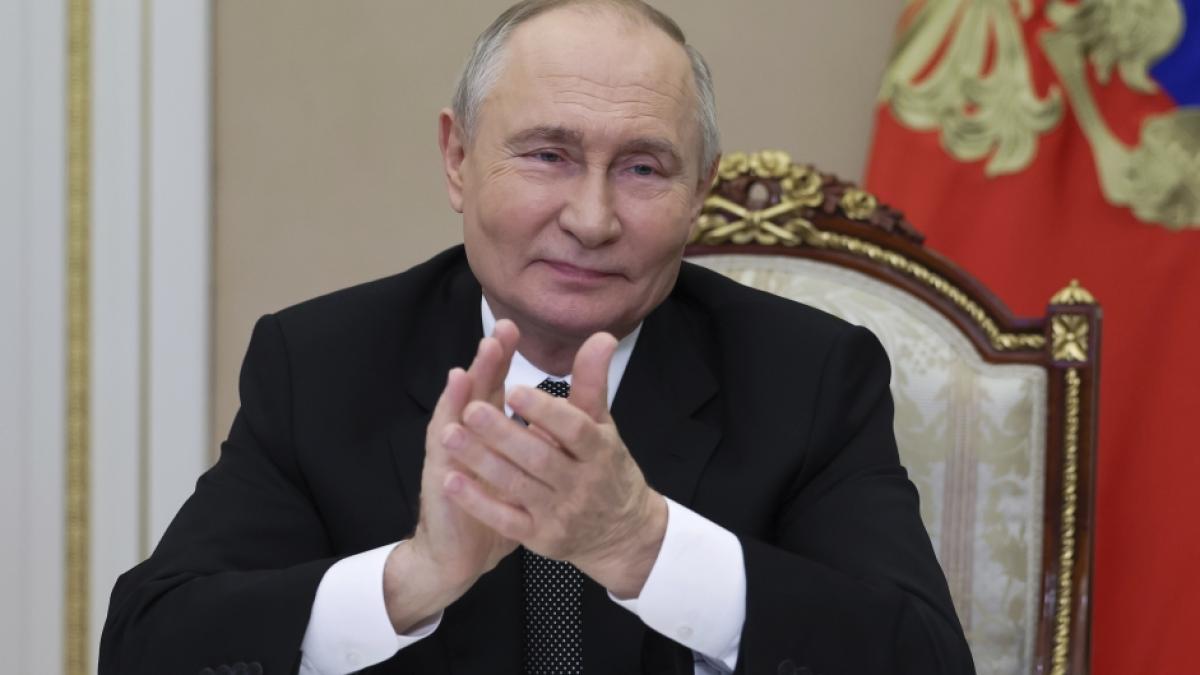 Wladimir Putins Truppen verkleiden sich Berichten zufolge als Ukrainer, um die ukrainischen St&auml;dte schneller einnehmen zu k&ouml;nnen. (Foto)