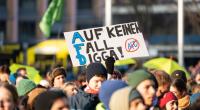 Gegen die menschen- und demokratieverachtende Politik der AfD gehen auch im Juni 2026 wieder bundesweit Menschen bei Demonstrationen auf die Straße.