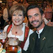 Florian Silbereisen feierte ohne Freundin Helene Fischer beim Oktoberfest 2018 und stemmte im Schottenhamel-Festzelt mit Moderatorin Carolin Reiber den Maßkrug.