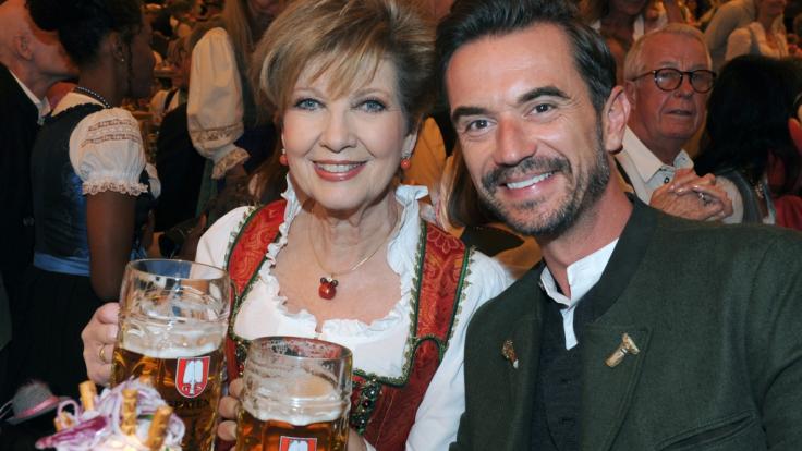 Florian Silbereisen feierte ohne Freundin Helene Fischer beim Oktoberfest 2018 und stemmte im Schottenhamel-Festzelt mit Moderatorin Carolin Reiber den Maßkrug.