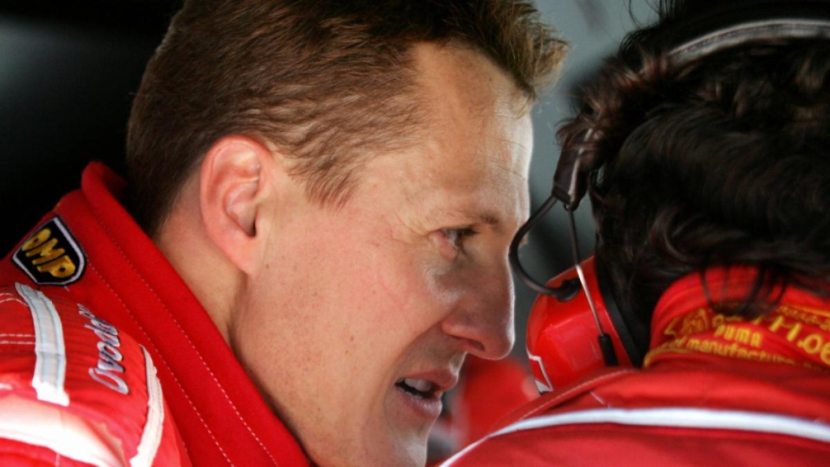 Michael Schumacher, hier beim Gro&szlig;en Preis von Japan in Suzuka im Oktober 2006, wird von seinen Fans auch Jahre nach seinem Abschied von der Formel-1-Welt verehrt. (Foto)