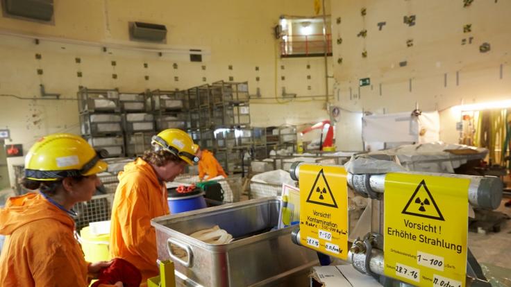 Schilder weisen am 08.03.2017 im Reaktorgebäude des Kernkraftwerks Mülheim-Kärlich auf radioaktive Strahlung hin. (dpa)