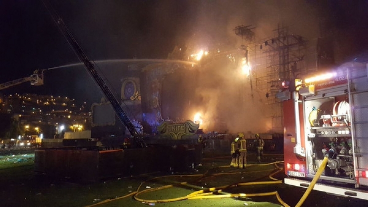 Feuerwehrkräfte löschen in Barcelona (Spanien) an der Hauptbühne des Festivals