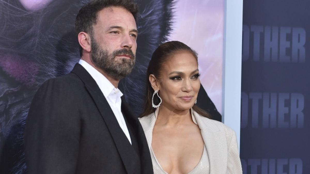 Jennifer Lopez und Ben Affleck turteln die Krisenger&uuml;chte einfach weg. (Foto)