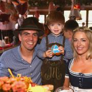 Philipp Lahm (l), seine Frau Claudia und Sohn Julian feiern in München beim traditionellen Besuch der Mannschaft des FC Bayern München auf dem Oktoberfest.