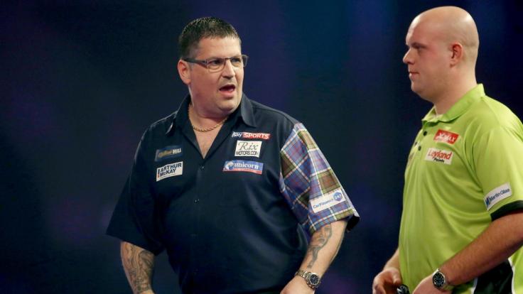 Der amtierende Darts-Weltmeister Michael van Gerwen (re.) tritt bei den Darts PDC Masters 2019 an - sein schottischer Kollege Gary