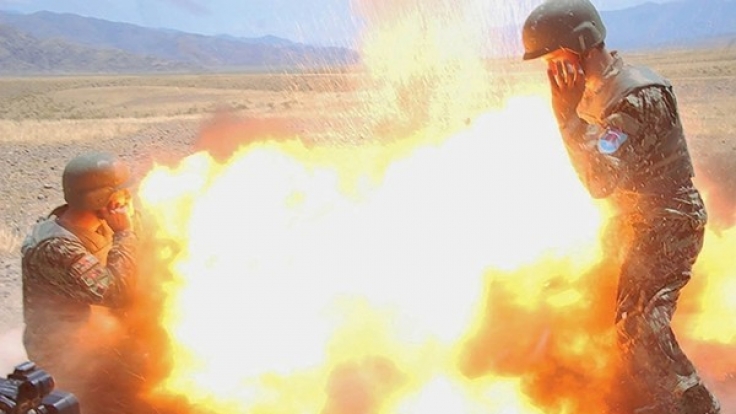 Die Explosion aus der Perspektive des afghanischen Fotografen. Unten links ist Claytons Kamera zu sehen.