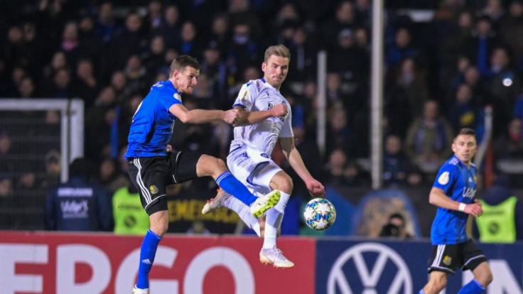 Saarbrückens Manuel Zeitz (l) und der Karlsruher Lukas Grozurek kämpfen um den Ball.