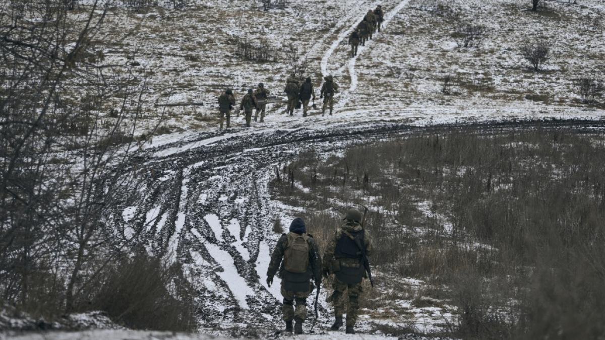 Ukrainische Soldaten gehen zu einer Stellung bei Bachmut - im Osten der Ukraine soll auch Zehnk&auml;mpfer Wolodymyr Androschtschuk (22) gefallen sein. (Foto)