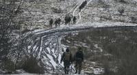 Ukrainische Soldaten gehen zu einer Stellung bei Bachmut - im Osten der Ukraine soll auch Zehnkämpfer Wolodymyr Androschtschuk (22) gefallen sein.