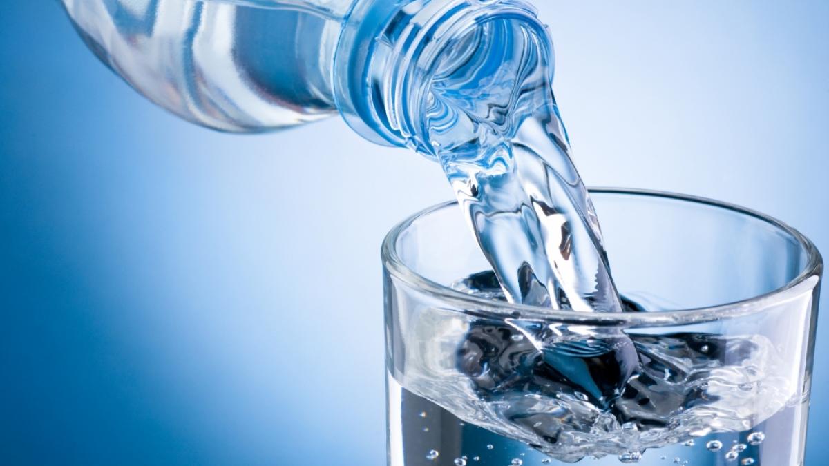 Im September 2024 werden bei Rewe, Norma und Penny verschiedene Mineralwasser zur&uuml;ckgerufen (Symbolfoto). (Foto)